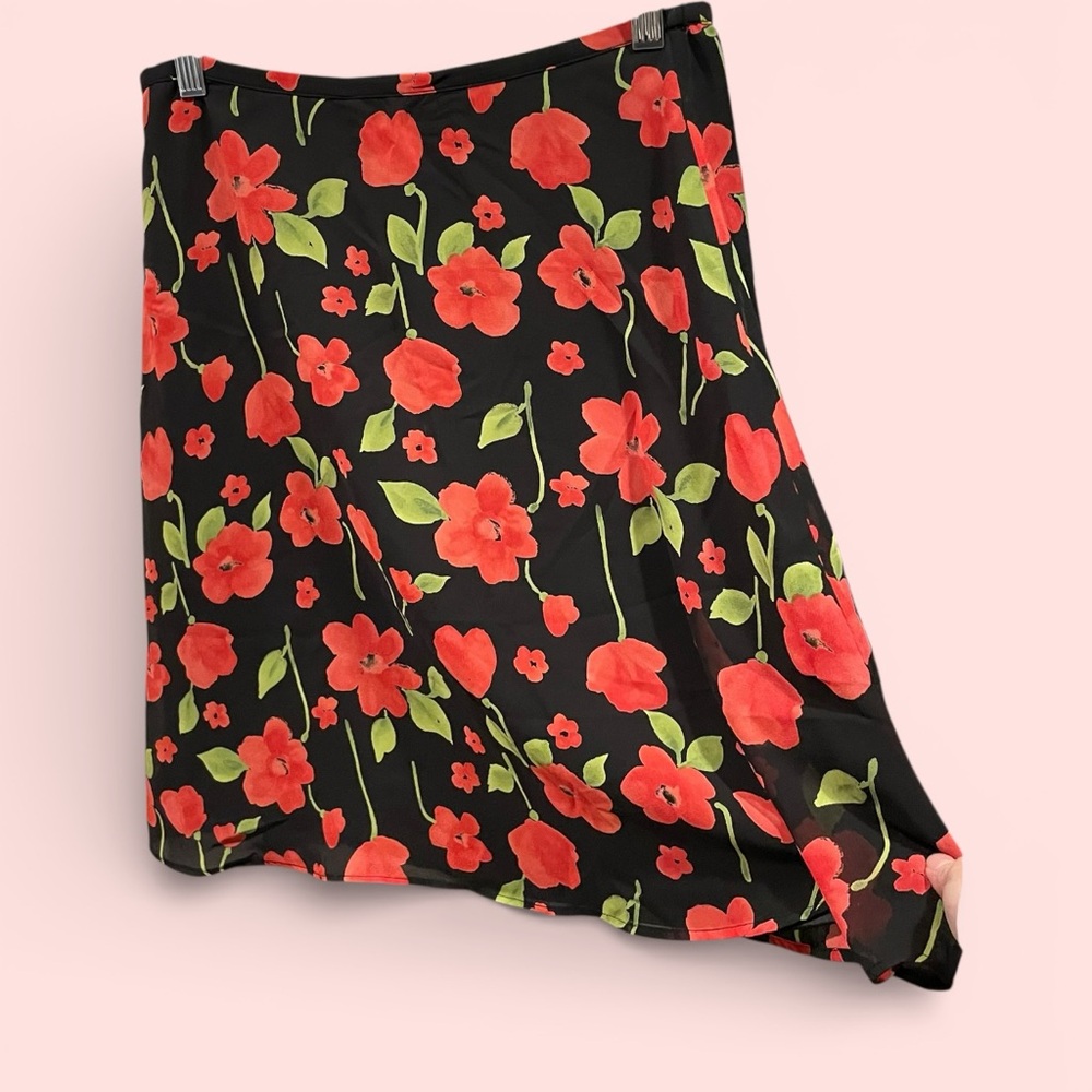 Cute 90s-Y2K swingy sheer lined black red floral skirt NY & Co mini